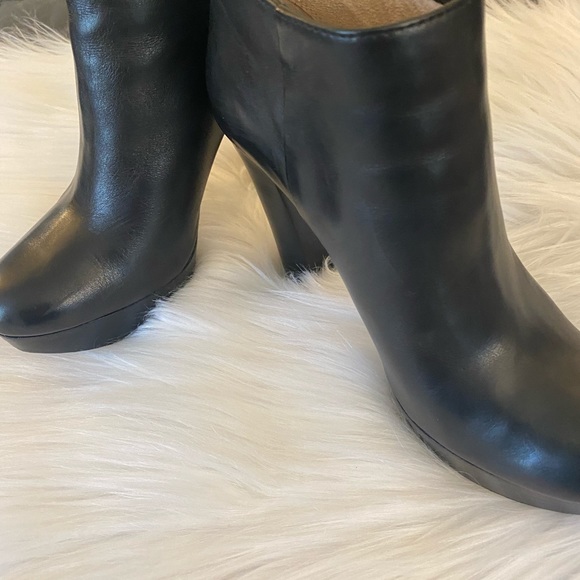 MICHAEL KORS • “LESLY” • Genuine Leather Booties in Black • Size 8 - Picture 5 of 9